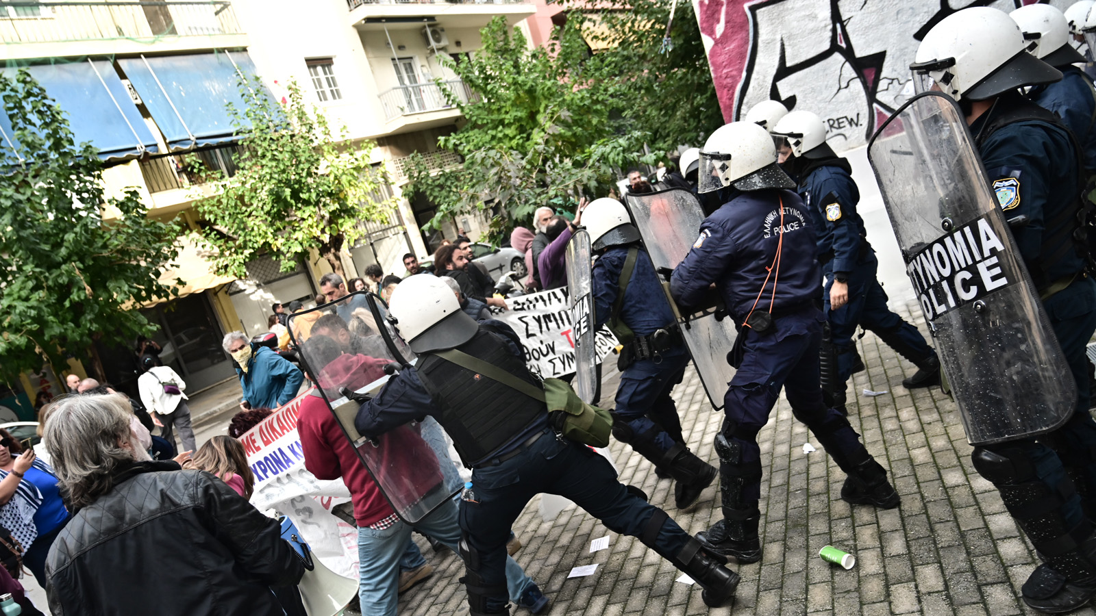 ΠΑΜΕ: «Κάτω τα ξερά σας από τα παιδιά μας, τους γονείς και τους εκπαιδευτικούς»