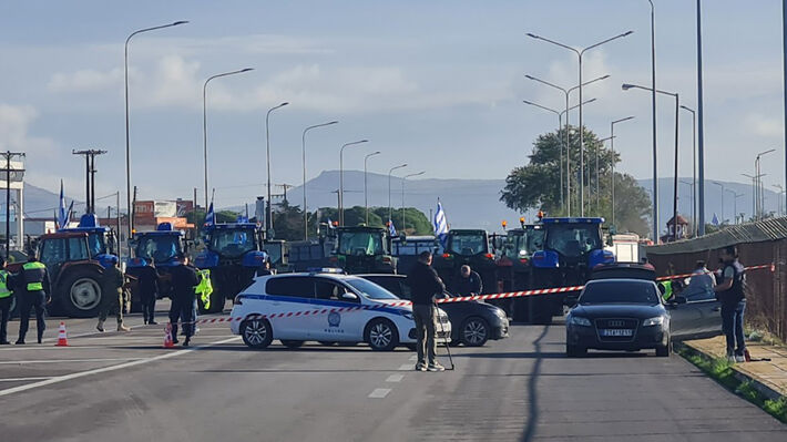Θερμή «υποδοχή» επιφύλαξαν στον πρωθυπουργό οι αγρότες στην Αλεξανδρούπολη