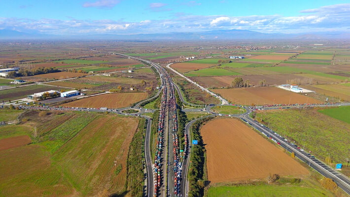 Αμέτρητα τρακτέρ από δεκάδες χωριά της Καρδίτσας σχηματίζουν ουρές χλμ. 