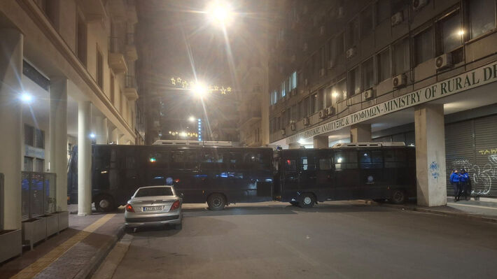Προκλητική η στάση της Αστυνομίας έξω από το υπουργείο Αγροτικής Ανάπτυξης