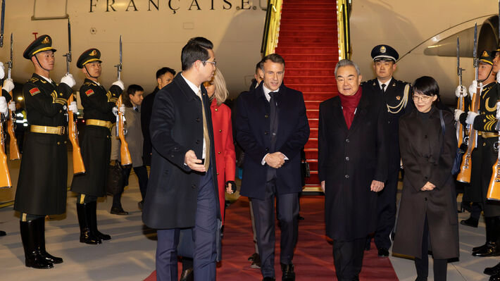 Επίσκεψη Μακρόν στην Κίνα: Αναζήτηση «ρεαλιστικής συνεργασίας» με φόντο την ένταση των ανταγωνισμών