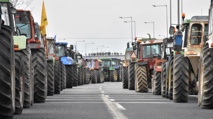 Από την Κυριακή στήνουν τα πρώτα μπλόκα και κλιμακώνουν τον αγώνα τους οι βιοπαλαιστές αγρότες και κτηνοτρόφοι