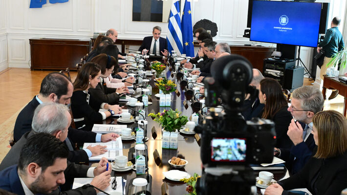 Προκαλούν παριστάνοντας τους «μάγους με τα δώρα» ενώ τσακίζουν τον λαό για την «ασφάλεια» της αστικής τάξης