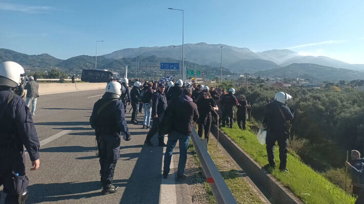 Είναι επικίνδυνοι! Η κυβέρνηση εμπόδισε ασθενοφόρα στο Ρίο και τώρα επιτίθεται ρίχνοντας χημικά σε ανθρώπους δίπλα σε γκρεμό!