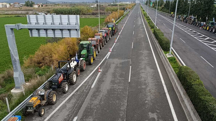 Η κυβέρνηση έφαγε ξανά τα μούτρα της : Αναγκάστηκε να επιτρέψει την κίνηση μέσα από τα μπλόκα