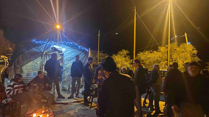 Γιορτές στα μπλόκα για τους βιοπαλαιστές αγροτοκτηνοτρόφους