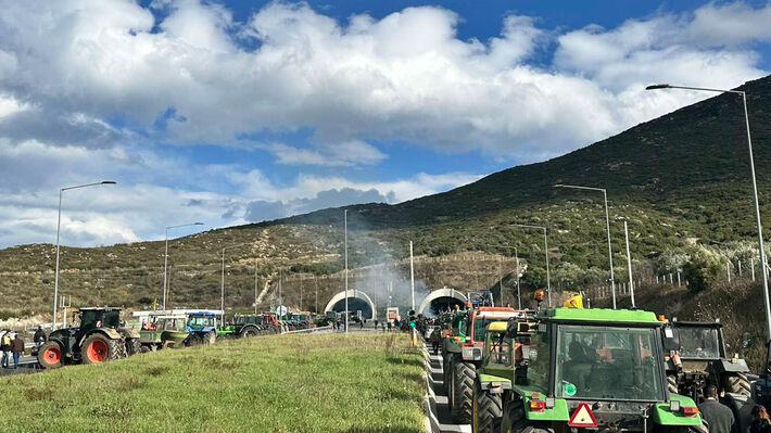 Αγώνας σαν γροθιά έτσι θα νικήσουνε λαός και αγροτιά!