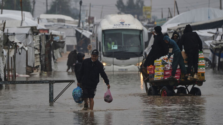 Εν μέσω ανθρωπιστικής καταστροφής, το Ισραήλ απαγορεύει τη λειτουργία ανθρωπιστικών οργανώσεων στη Γάζα