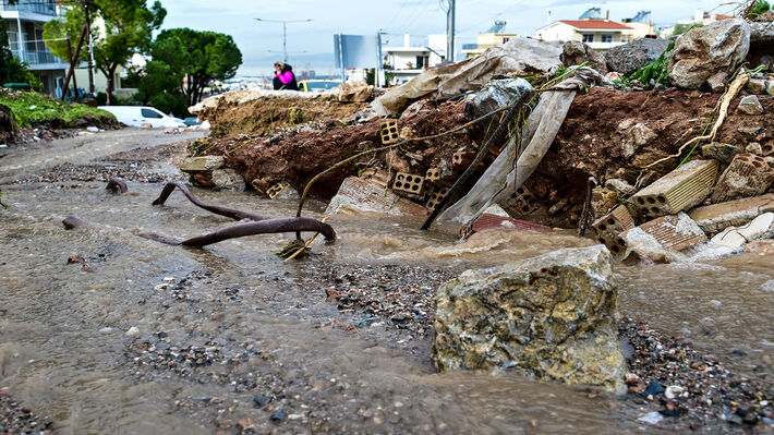 Για τις ανθρώπινες απώλειες και τις καταστροφές υπεύθυνη είναι η εγκληματική πολιτική της κυβέρνησης που αντιμετωπίζει την προστασία του λαού και τις αναγκαίες υποδομές ως κόστος