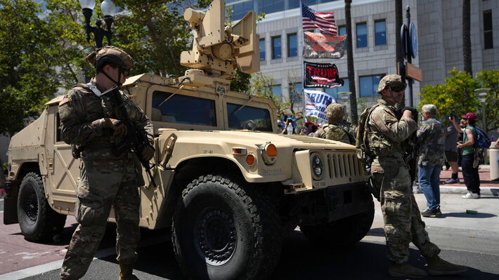 Ο Τραμπ απειλεί να στείλει στρατό στη Μινεάπολη για καταστολή των διαδηλώσεων μετά την εν ψυχρώ εκτέλεση γυναίκας από πράκτορες ICE