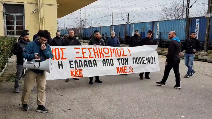 Μαχητική παρέμβαση από ΚΚΕ και ΚΝΕ στη Θεσσαλονίκη σε τρένα με πολεμικά φορτία για το ΝΑΤΟ!