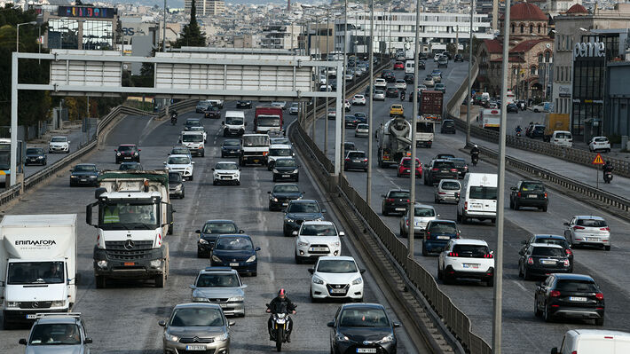 Πολεμικές ανατιμήσεις σε τρόφιμα και μεταφορές εξανεμίζουν το λαϊκό εισόδημα