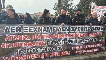 Λάρισα: «Εσείς μετράτε κέρδη και ζημιές, εμείς μετράμε ανθρώπινες ζωές» ακούγεται έξω από την αίθουσα της δίκης των Τεμπών