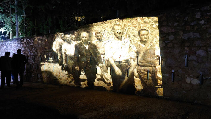 Ήμαστε 2, ήμαστε 3, είμαστε 1013!