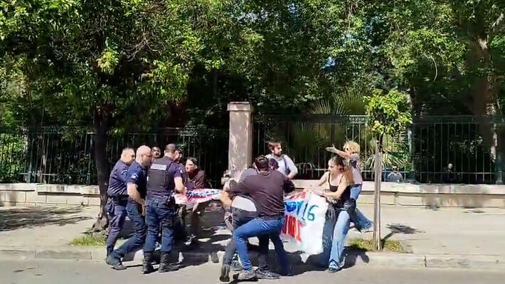 Μέγαρο Μαξίμου: Κόντρα στην καταστολή οι φοιτητές ξεκαθάρισαν ότι δεν θα δεχθούν αναθεώρηση του άρθρου 16 και υποβάθμιση των σπουδών τους