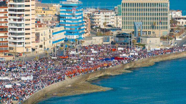 Εντείνει τον εγκληματικό αποκλεισμό κατά της Κούβας ο Τραμπ