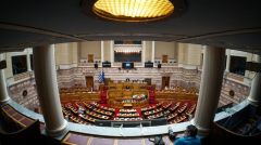 Αστικά κόμματα: Ο ένας κατηγορεί τον άλλο και όλοι μαζί «ξεπλένουν» την ΕΕ για το σκάνδαλο του ΟΠΕΚΕΠΕ