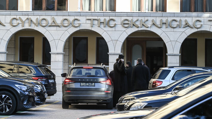 Κυβέρνηση: Προκλητικές αυξήσεις στους μισθούς των ανώτερων κληρικών