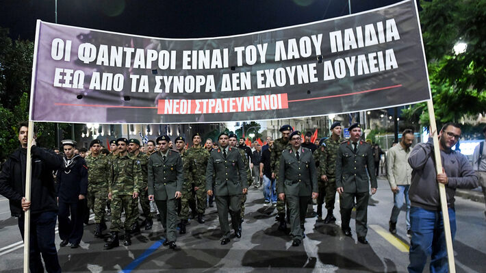 ΚΝΕ: Να απορρίψουν οι φαντάροι την επιχείρηση της κυβέρνησης που τους θέλει «Στρατιωτάκια ακούνητα, αμίλητα»!