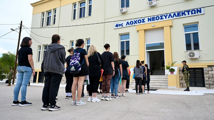Καμία σχέση με την ισοτιμία και χειραφέτηση η εθελοντική στράτευση των γυναικών
