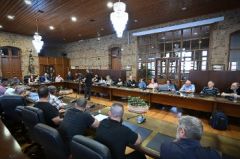 Οι συνθήκες άγριας εκμετάλλευσης των εργαζομένων και τα προβλήματα επιβίωσης των αγροτών βρέθηκαν στο επίκεντρο της σύσκεψης με τον Δ. Κουτσούμπα στη Βέροια