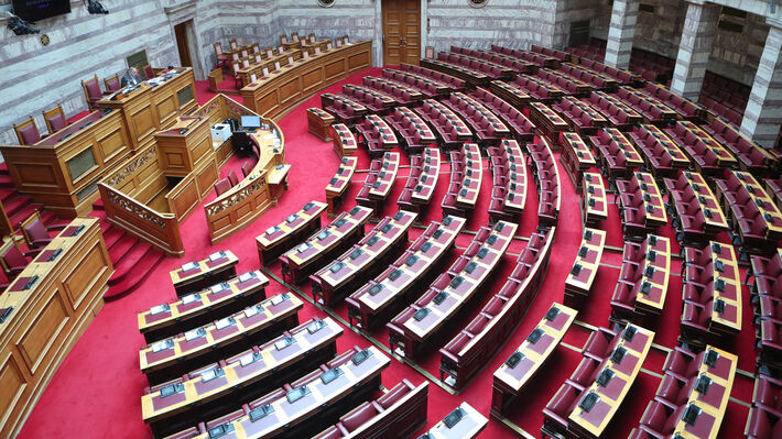 Ψηφίστηκε με τις ψήφους της ΝΔ ο νέος Κώδικας Τοπικής Αυτοδιοίκησης με νέα χαράτσια και αντεργατικές διατάξεις