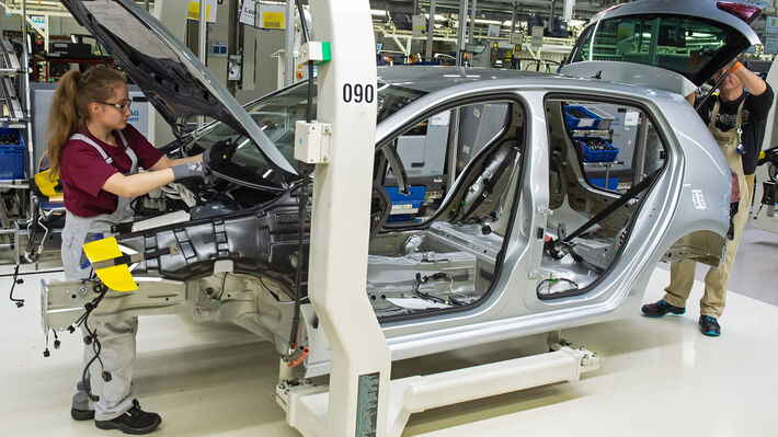 Η Volkswagen ετοιμάζει να απολύσει 100.000 εργαζόμενους για να διατηρήσει την κερδοφορία της