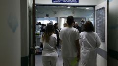 Η κυβέρνηση αφήνει εκτός ΒΑΕ χιλιάδες εργαζόμενους στα δημόσια νοσοκομεία και η πλειοψηφία της ΠΟΕΔΗΝ της κάνει πλάτες