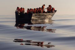 ΕΕ: Μεγαλύτερη καταστολή στα σύνορα, επαναπροωθήσεις και συμφωνίες για «κόμβους». Ζητά ένταση της απάνθρωπης πολιτικής της ΕΕ ο Μητσοτάκης