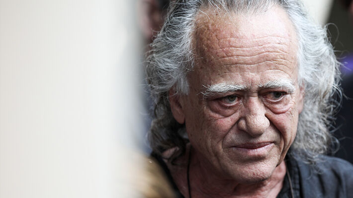 Το ΚΚΕ αποχαιρετά τον Νίκο Καλογερόπουλο, μια ξεχωριστή μορφή, έναν πολυτάλαντο και ανήσυχο δημιουργό