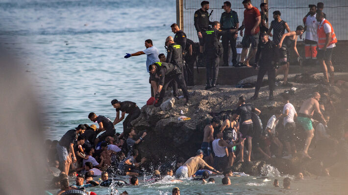 Χιλιάδες ξεριζωμένοι στην Θέουτα, τουλάχιστον 18 νεκροί. Αντιμέτωποι ξανά με την απάνθρωπη πολιτική και την εργαλειοποίηση ΕΕ - κυβερνήσεων