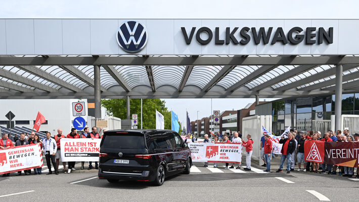 Γερμανία: Χιλιάδες εργαζόμενοι της «Volkswagen» διαμαρτυρήθηκαν για τις περικοπές