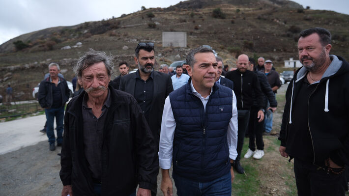 Περιοδεία Τσίπρα στην Κρήτη: Ανάδειξη της στρατηγικής σύμπλευσης του κόμματός του με την ΝΔ και το ΠΑΣΟΚ