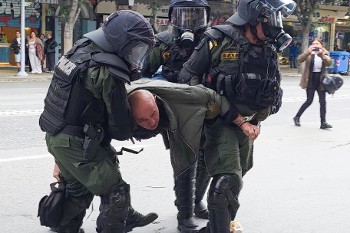 ΚΥΒΕΡΝΗΣΗ: Καλύπτει την καταστολή, χαϊδεύει τους φασίστες που αξιοποιεί για «πάσα χρήση»