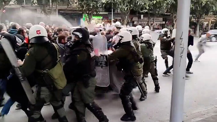 ΚΚΕ: Η άγρια επίθεση στην αντιφασιστική συγκέντρωση στη Θεσσαλονίκη επιβεβαιώνει ότι η πολεμική εμπλοκή πάει χέρι-χέρι με την κρατική στήριξη φασιστοειδών