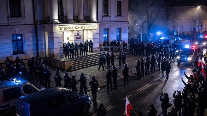 Πολωνία: Στο Συνταγματικό δικαστήριο ο Ναβρότσκι στο φόντο των ενδοαστικών αντιθέσεων