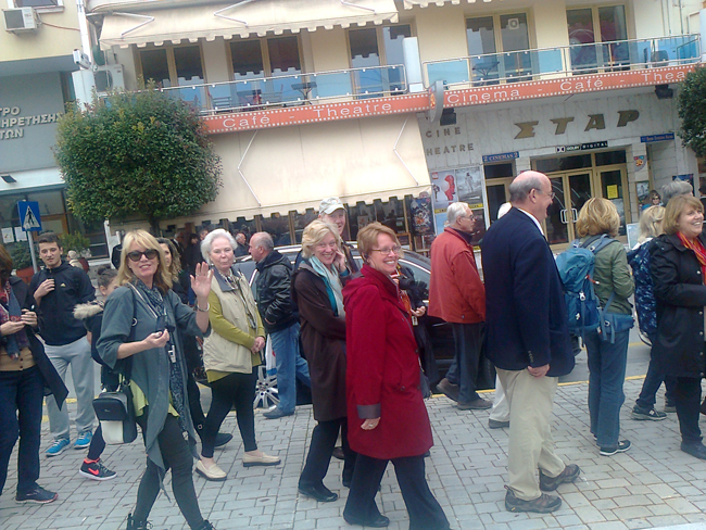 Γιατί χαμογελούν και χαιρετούν οι Αμερικανοί τουρίστες;