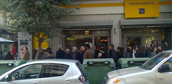 Ως πότε στην «ουρά» για τις πενιχρές συντάξεις και μισθούς…