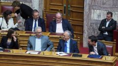 ΚΥΒΕΡΝΗΣΗ ΣΥΡΙΖΑ - ΑΝΕΛ: Δηλώνει πως «τιμά τους αγώνες της εργατικής τάξης» κόβοντας μισθούς και συντάξεις