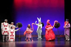 «Η ΑΛΙΚΗ ΣΤΗ ΧΩΡΑ ΤΩΝ ΘΑΥΜΑΤΩΝ» του Λιούις Κάρολ  σε διασκευή-σκηνοθεσία του Δημήτρη Αδάμη