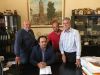 Σύμβαση για την προμήθεια χλοοτάπητα στο γήπεδο 5Χ5 της Βεργίνας υπέγραψε ο Δήμαρχος Βέροιας 