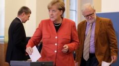 Νίκη Μέρκελ και άνοδο της «Εναλλακτικής για τη Γερμανία» δίνουν τα προγνωστικά της δημόσιας τηλεόρασης