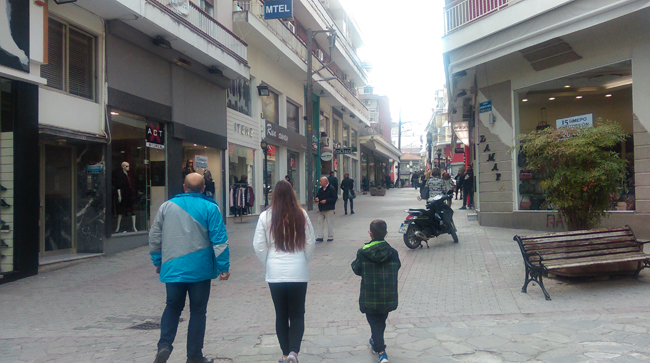 Λίγα ανοιχτά μαγαζιά με ακόμη λιγότερους πελάτες...