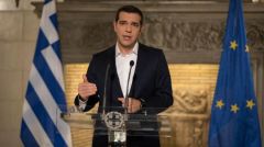 ΑΛΕΞΗΣ ΤΣΙΠΡΑΣ Μοιράζει «κοινωνικό μέρισμα» ανακύκλωσης της φτώχειας