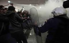 Ο αυταρχισμός πάει αντάμα με την αντιλαϊκή πολιτική
