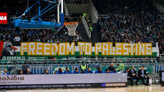 Οπαδοί του Παναθηναϊκού στέλνουν το μήνυμα «Λευτεριά στην Παλαιστίνη»