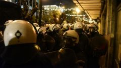 Τα ΜΑΤ εμπόδισαν τον Δ. Κουτσούμπα και βουλευτές του ΚΚΕ να μπουν στη Βουλή