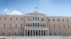 Ψηφίστηκε η τροπολογία που προωθεί νέες αντιδραστικές παρεμβάσεις στα οικονομικά των κομμάτων
