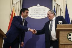 Ο καβγάς καβγάς και οι μπίζνες μπίζνες...