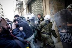 Εστειλε τα ΜΑΤ να χτυπήσουν κινητοποίηση ενάντια στους πλειστηριασμούς